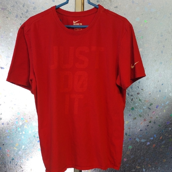 Nike Men's Red 'Just Do It' T-Shirt - Picture 5 of 11